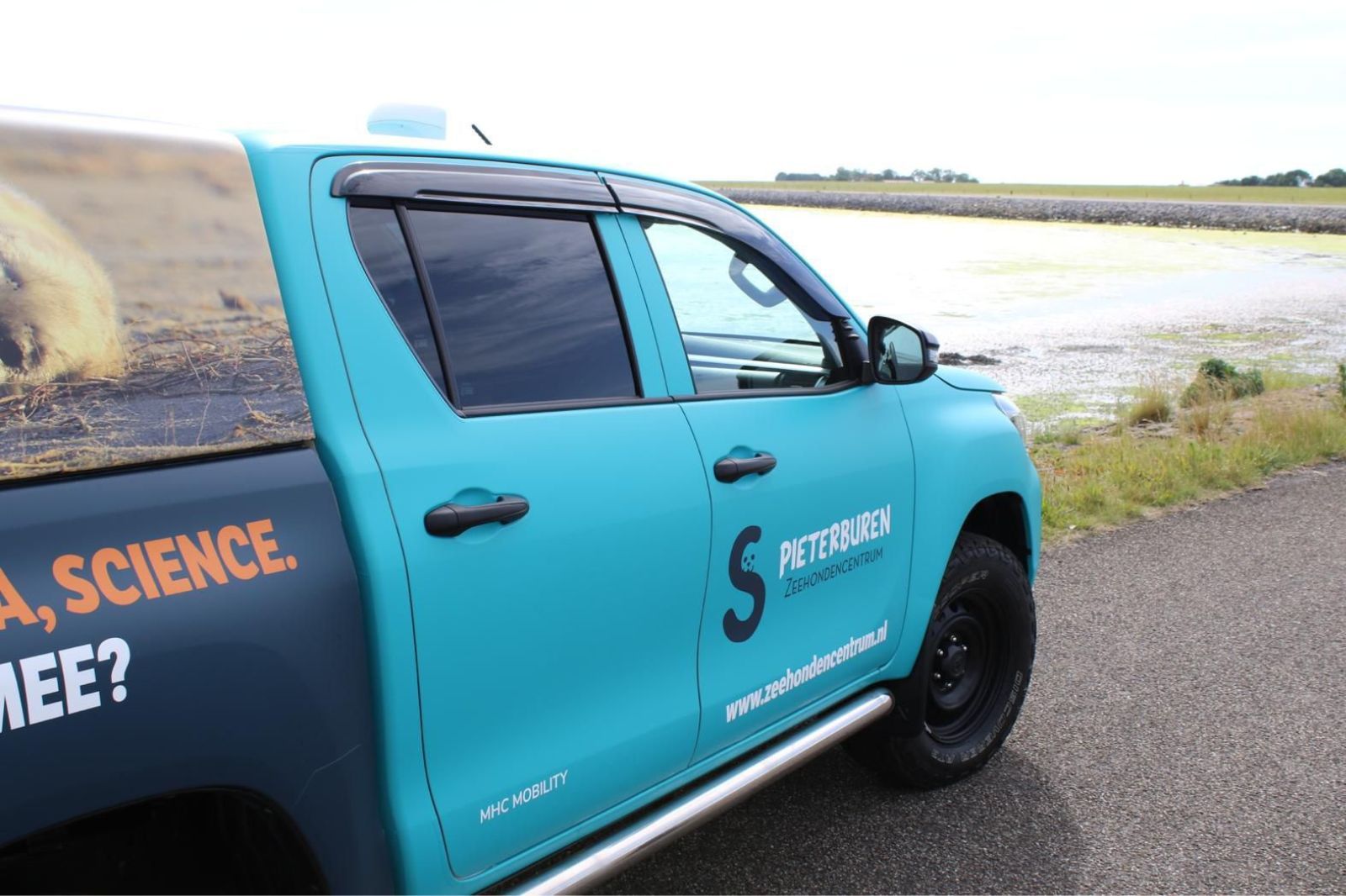 Nieuwe Toyota Hilux voor zeehondenwachters op Ameland