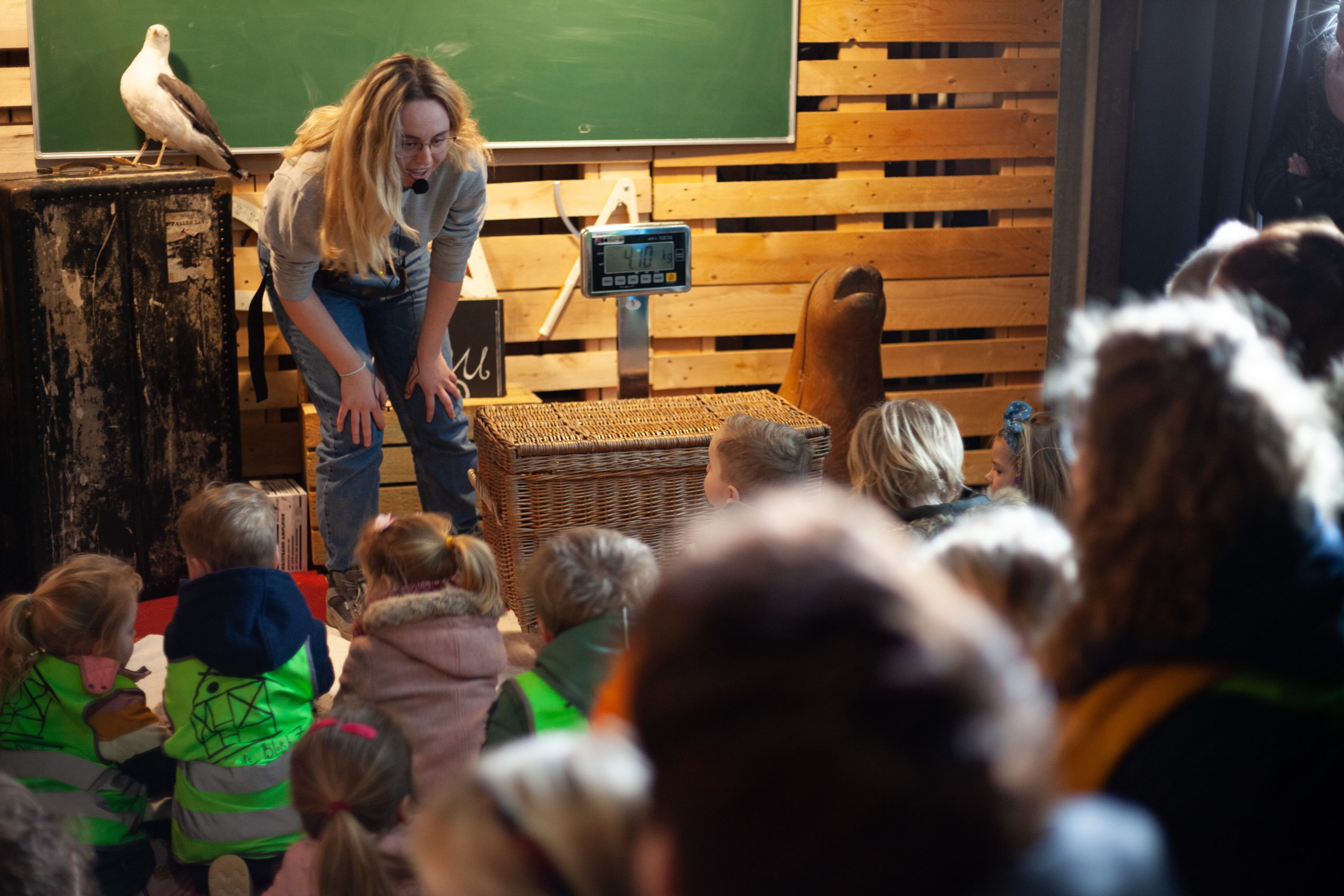 Medewerker Zeehondencentrum geeft presentatie in filmzaal