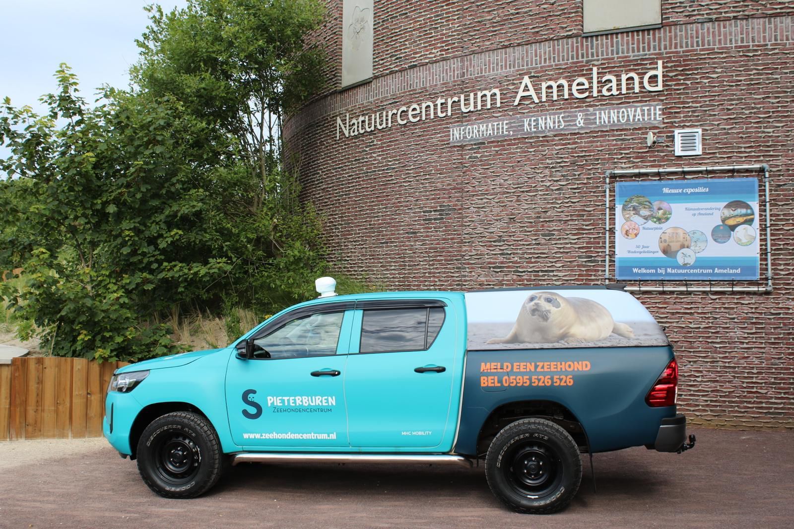 Auto van zeehondenwachter bij het water